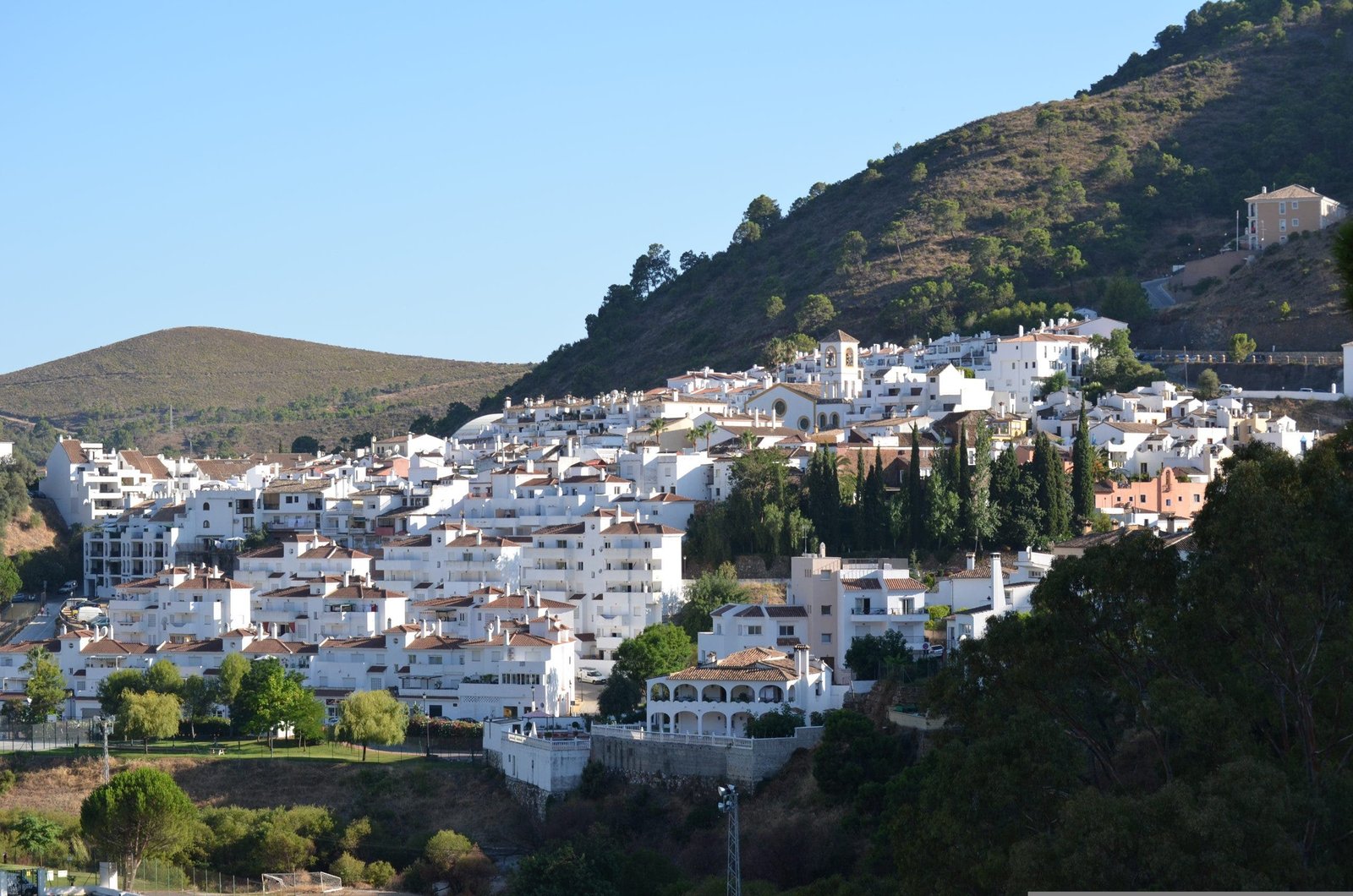 Discover the Wealthiest Municipalities in Malaga: Benahavis Reigns Supreme Yet Again! - houses 809394 scaled 1 - Real Estate and Urban Development -