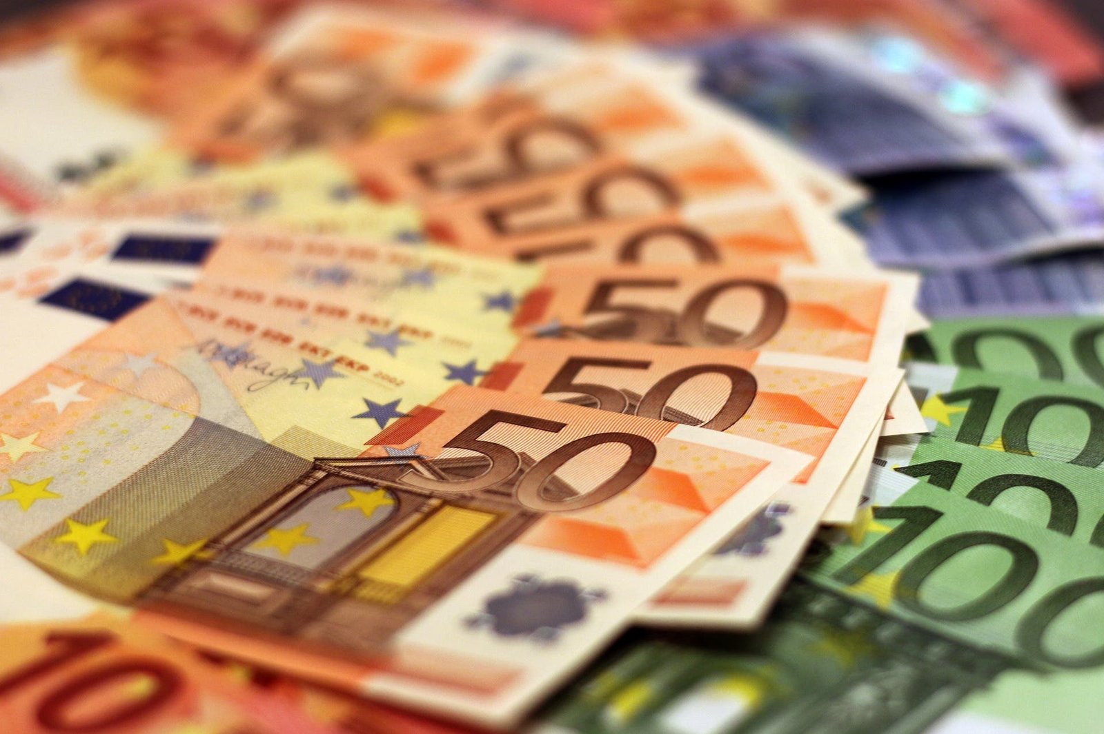 Cash Shower on Spain's A7! Marbella Motorway Awash with €20,000 in €50 Notes! - money g0b909d9c9 1920 - Marbella News Crime -
