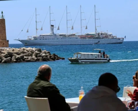 Club Med schooner sails into Puerto Banús