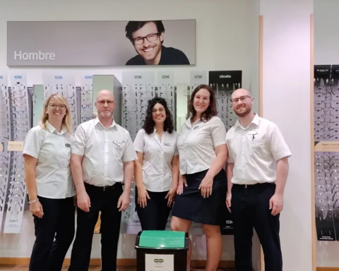 Specsavers Fuengirola partners with beach clean-up group to recycle old and unwanted glasses