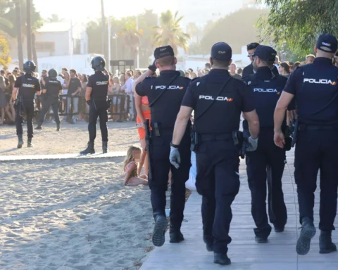 Imagen principal - This is the moment around 50 police officers raided a popular beach club in Marbella at the weekend