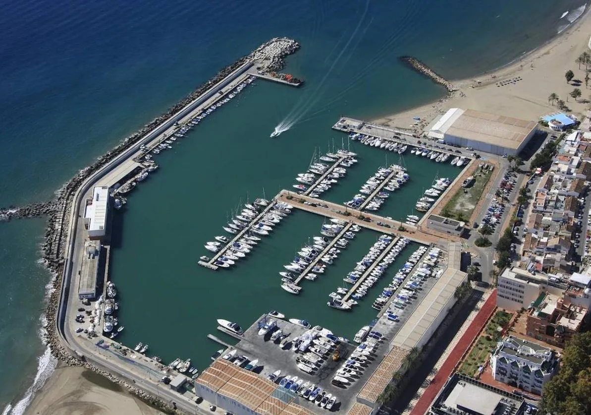 Firefighters rescue injured youth who was trapped amongst the concrete blocks of Marbella breakwater