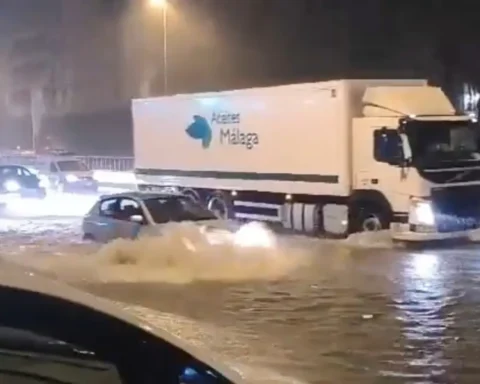 Watch as sudden downpour turns A-7 motorway into lake during early morning rush hour on the Costa del Sol