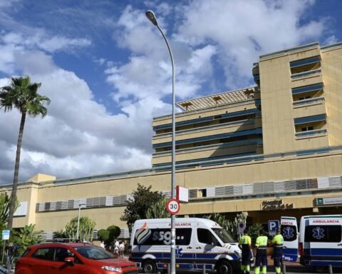 Two young people seriously injured in high-speed crash involving a parked cleaning lorry in Marbella