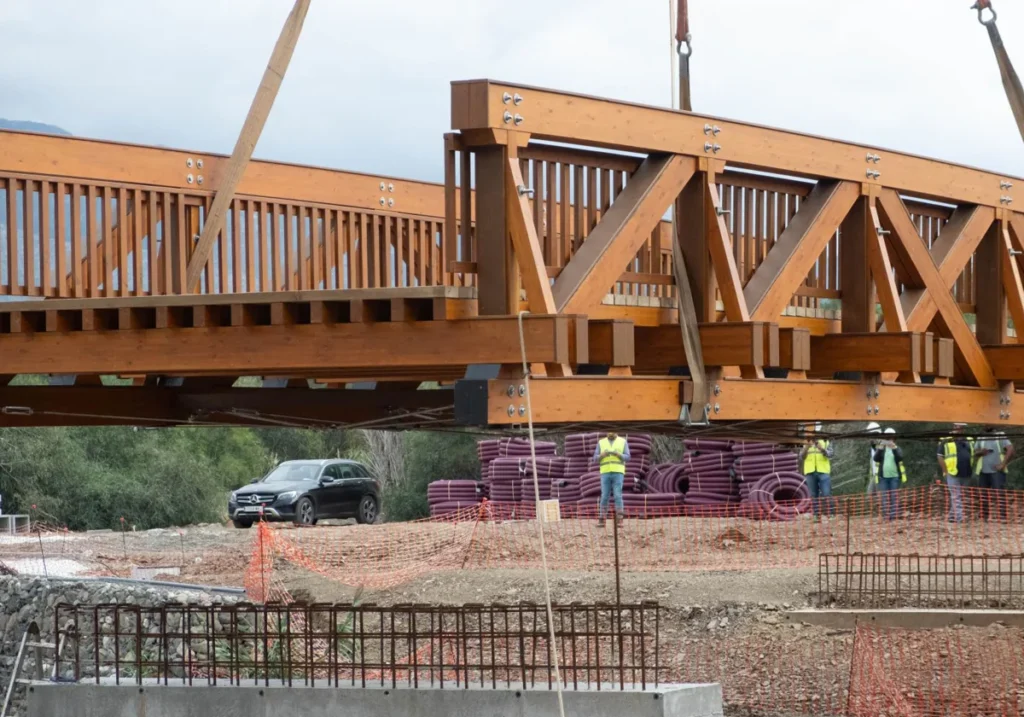 Marbella continues with major improvements to Benabolá stream with installation of new footbridge