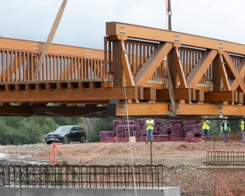 Marbella continues with major improvements to Benabolá stream with installation of new footbridge