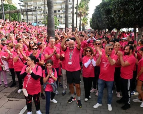 'Pink wave' highlights cancer cause in Marbella