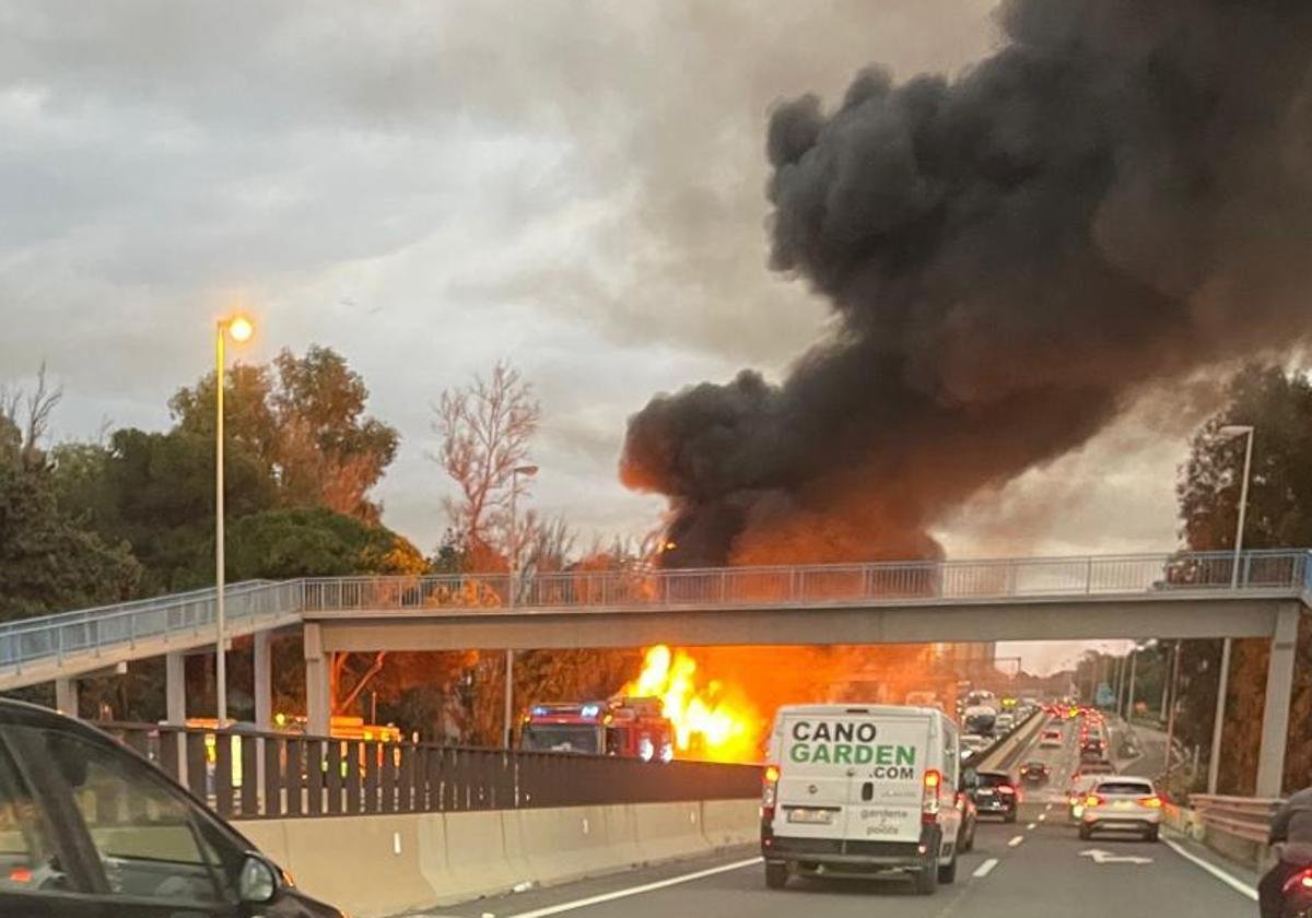 Lorry fire forces closure of A-7 motorway in Marbella leading to 10km tailbacks