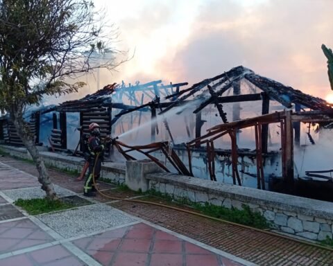 Man arrested after Costa del Sol beach bar gutted by fire