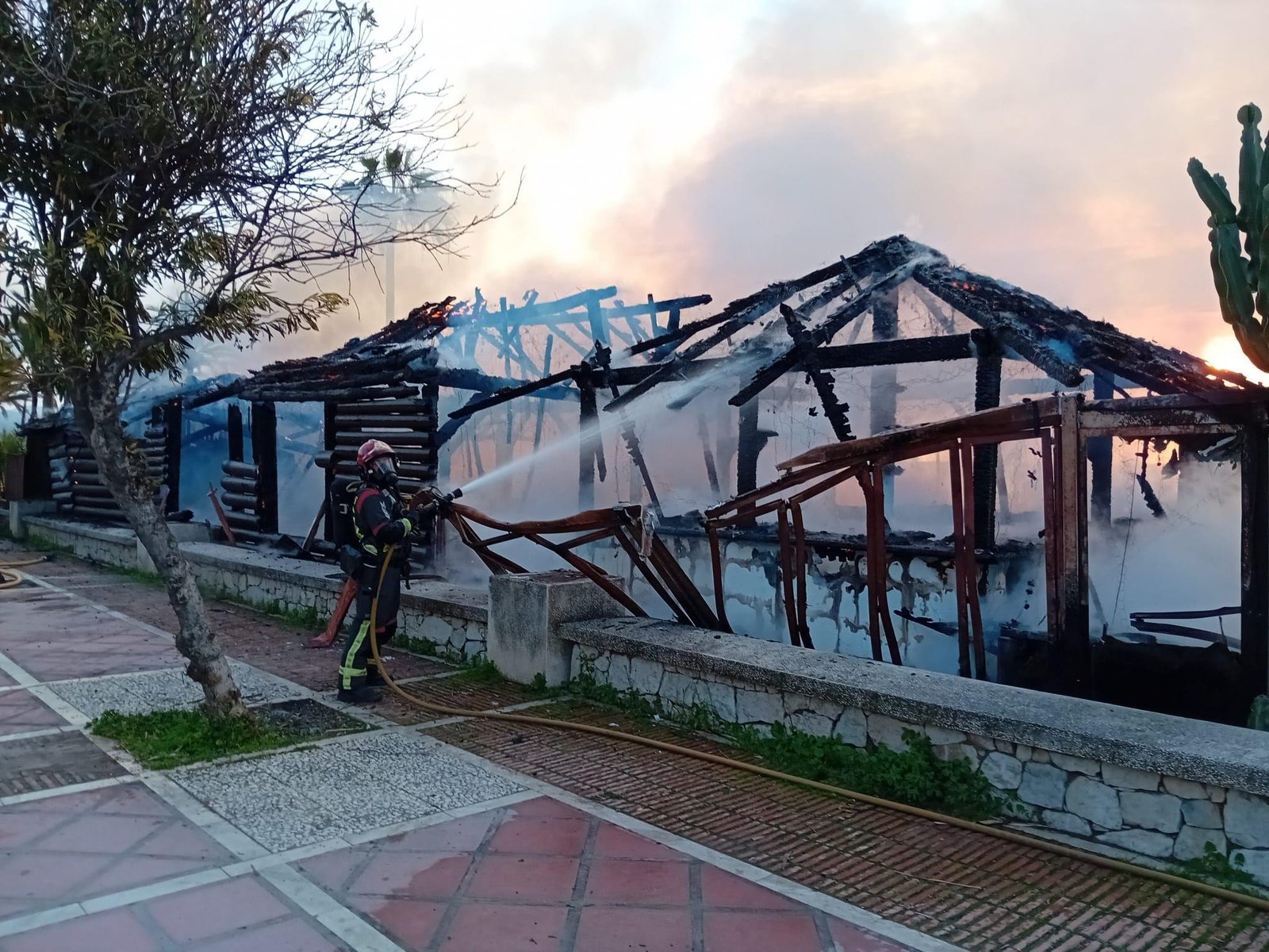 Man arrested after Costa del Sol beach bar gutted by fire