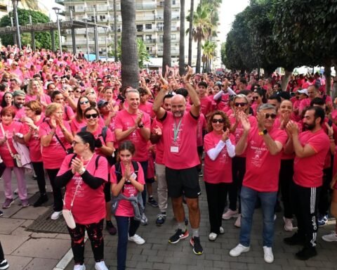 'Pink wave' walk in Marbella unites more than 3,000 people in the fight against breast cancer