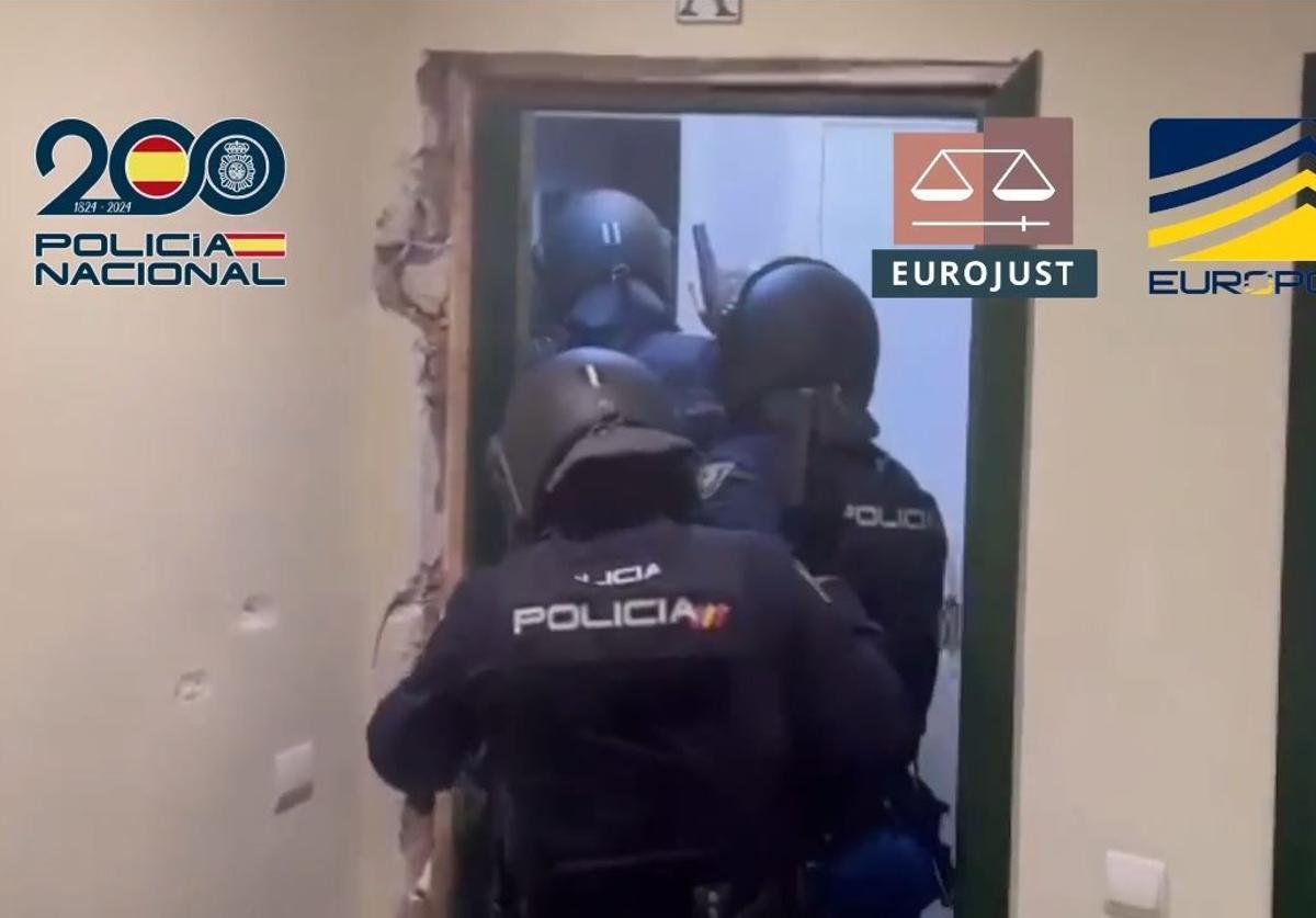 Breaking: Duo Nabbed in Sunny Costa del Sol in Dramatic Europe-wide Crackdown on Secret Messaging Service! - policia 2 k7MI - Crime -