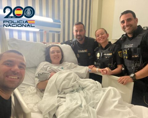 Police officers assist early morning birth on Marbella street