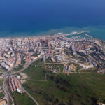 File photograph: Aerial view of Estepona (1 April 2021). Photo by Kallerna, CC BY-SA 4.0. Wikimedia Commons · License.