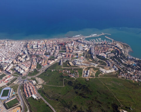 File photograph: Aerial view of Estepona (1 April 2021). Photo by Kallerna, CC BY-SA 4.0. Wikimedia Commons · License.