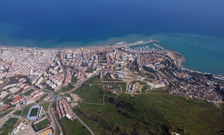 File photograph: Aerial view of Estepona (1 April 2021). Photo by Kallerna, CC BY-SA 4.0. Wikimedia Commons · License.