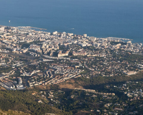 File photograph: Marbella viewed from near the summit of La Concha (September 2009). Photo by David Iliff (Diliff), CC BY-SA 3.0. Wikimedia Commons · License.